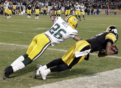 Pittsburgh Steelers receiver Mike Wallace, right, catches a touchdown pass 